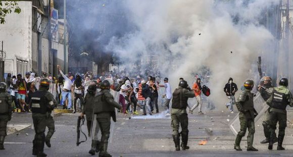 Le Venezuela toujours divisé entre deux camps : « Pour qu’il y ait un changement de régime, il faut que l’armée lâche Maduro »