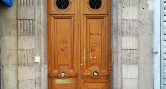 Paris : « sale juif », « dehors », une dizaine d&rsquo;inscriptions antisémites découvertes dans un quartier