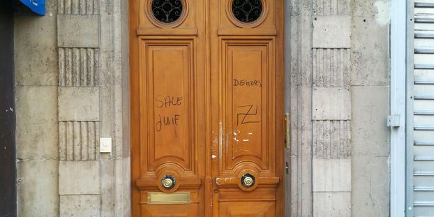 Paris : « sale juif », « dehors », une dizaine d’inscriptions antisémites découvertes dans un quartier