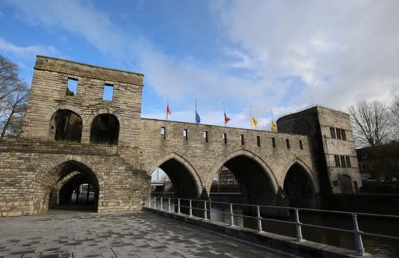 La municipalité de Tournai choisit de détruire un pont médiéval pour améliorer la navigation