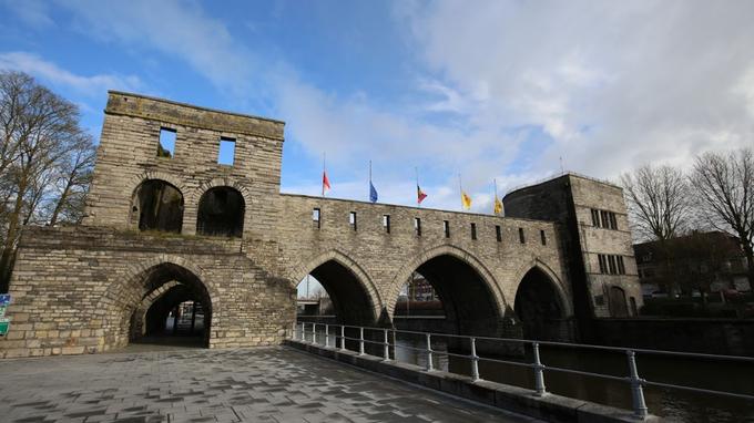 La municipalité de Tournai choisit de détruire un pont médiéval pour améliorer la navigation
