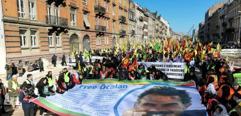 Des milliers de Kurdes défilent en France pour la libération de leur chef historique