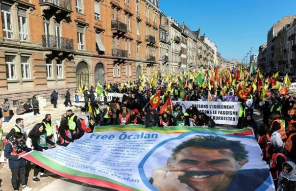 Des milliers de Kurdes défilent en France pour la libération de leur chef historique
