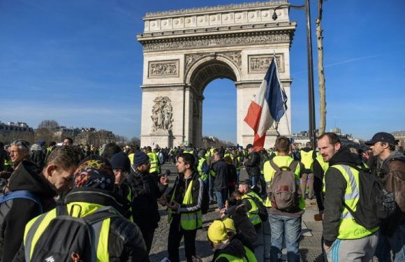 France: les « gilets jaunes » sur les Champs-Elysées fêtent les 3 mois du mouvement