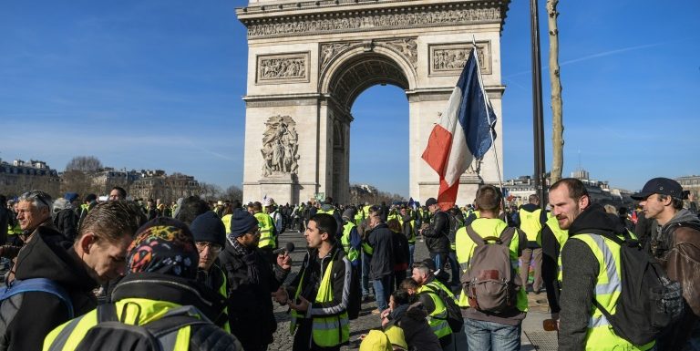 France: les « gilets jaunes » sur les Champs-Elysées fêtent les 3 mois du mouvement