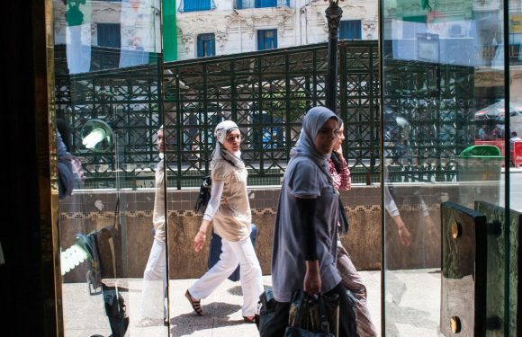 En Algérie, des femmes en campagne contre le port du voile