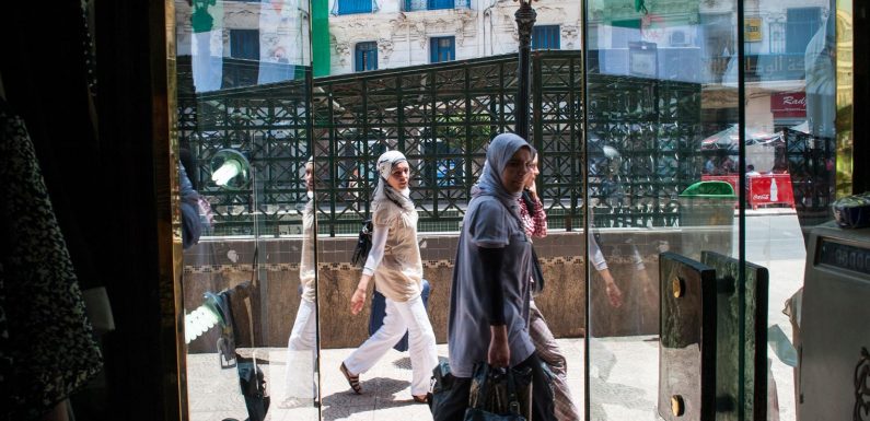 En Algérie, des femmes en campagne contre le port du voile