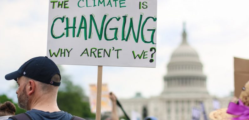 Chercheurs, ils appellent à une grève climatique mondiale