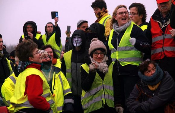 « Ce qui se passe ici, cette entraide, je n’avais jamais vu ça » : reportage à la maison du peuple de Saint-Nazaire
