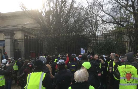 « Gilets jaunes » : un manifestant grièvement blessé à Paris