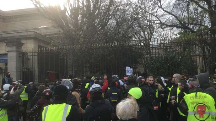 « Gilets jaunes » : un manifestant grièvement blessé à Paris
