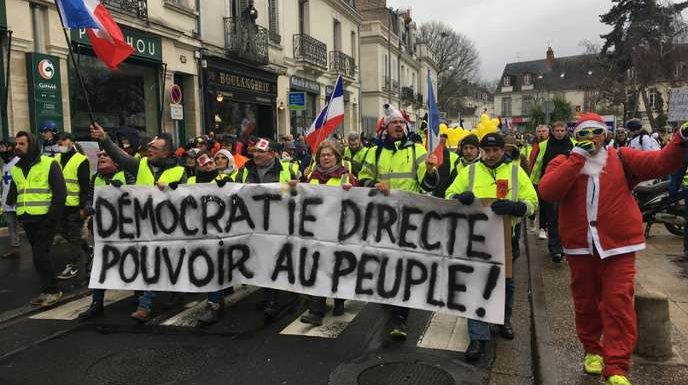 A Tours, une guerre des nerfs entre « gilets jaunes » et forces de l’ordre