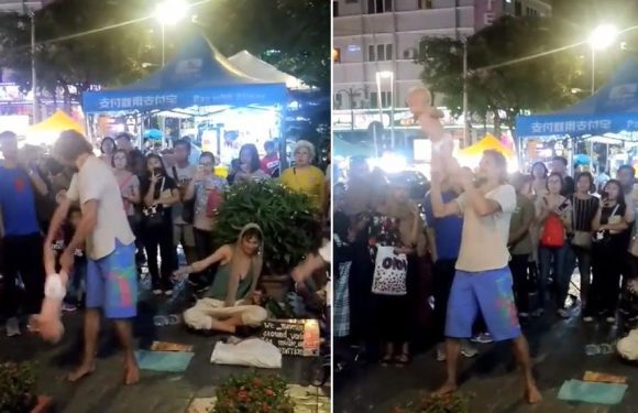 Malaisie : des touristes mendient pour voyager en donnant leur bébé en spectacle