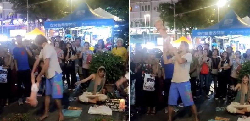 Malaisie : des touristes mendient pour voyager en donnant leur bébé en spectacle
