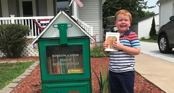 À 5 ans, un garçon ouvre sa première bibliothèque de rue dans l’Illinois