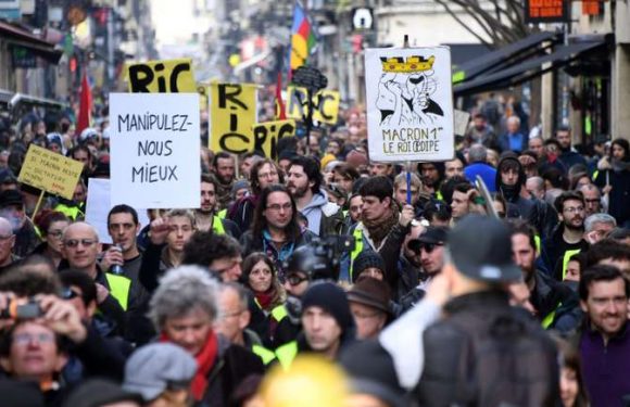 Au moins 4 000 « gilets jaunes » défilent à Bordeaux