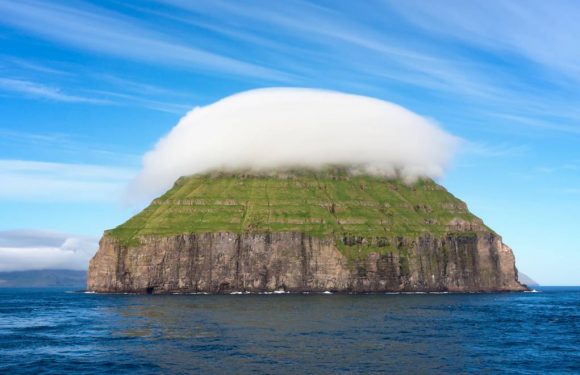 Ce petit îlot des Féroé possède son propre nuage