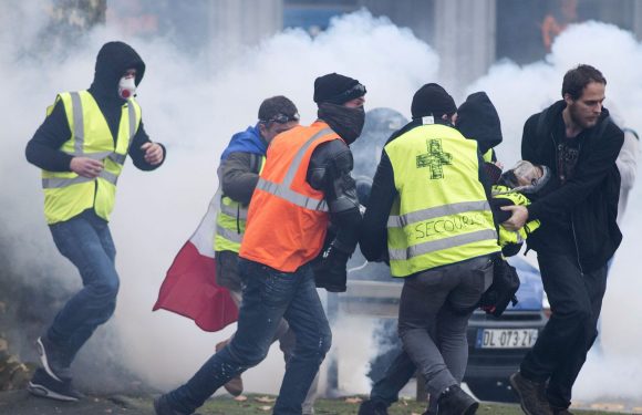 Gilets jaunes: deux policiers blessés à Nantes