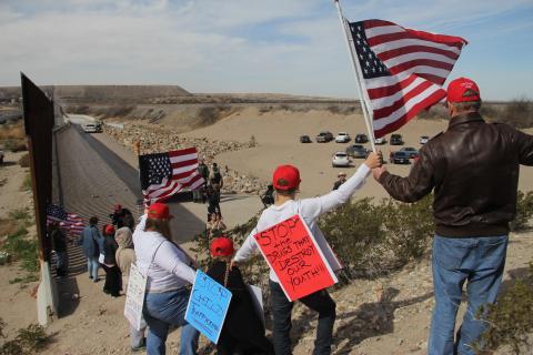 Trump Supporters Form Human Chain at Mexican Border Chanting ‘Build a Wall’ Before El Paso Rally