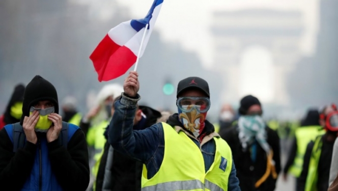 Gilets jaunes: Numbers drop amid renewed violence