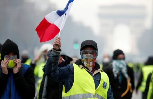 Gilets jaunes: Numbers drop amid renewed violence