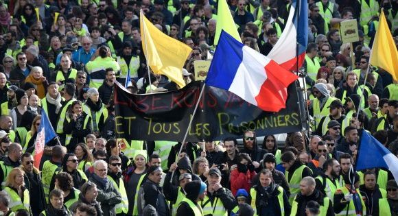 Gilets jaunes: pour la 1ère fois, une majorité de Français souhaite l&rsquo;arrêt du mouvement