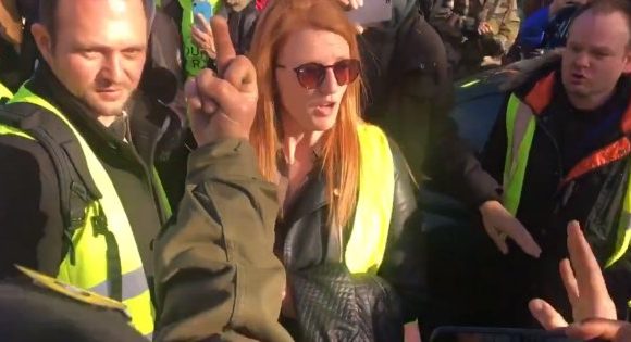 Ingrid Levavasseur expulsée par des gilets jaunes de la manifestation à Paris