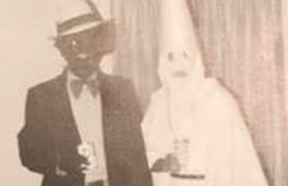 Aux Etats-Unis, le gouverneur démocrate Ralph Northam refuse de démissionner après une photo raciste