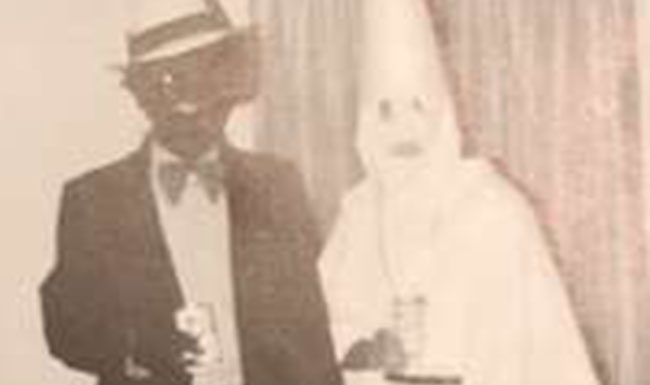 Aux Etats-Unis, le gouverneur démocrate Ralph Northam refuse de démissionner après une photo raciste