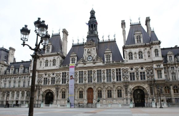 À Paris, une plaque en marbre pour les élus indéboulonnables