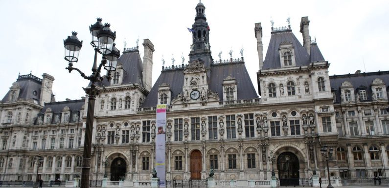 À Paris, une plaque en marbre pour les élus indéboulonnables