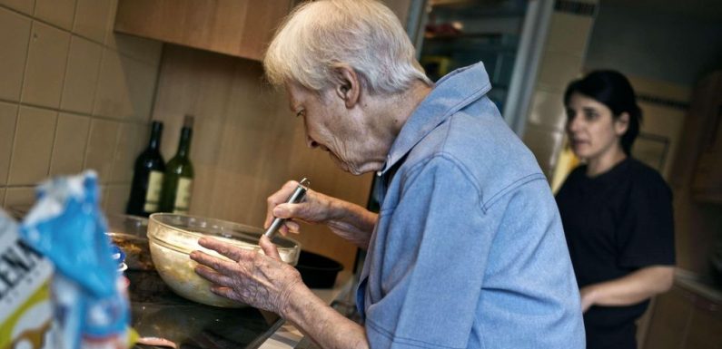 Aider les seniors dépendants à domicile : un métier « humain » mais « usant » et mal rémunéré