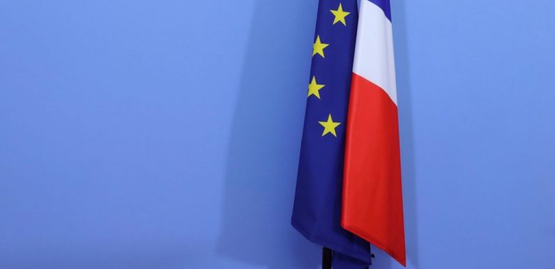 Drapeaux et marseillaise dans les écoles : une mesure grotesque