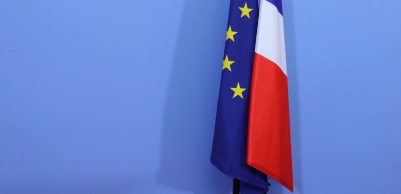 Le drapeau européen désormais obligatoire dans les classes “grâce” à un amendement LR
