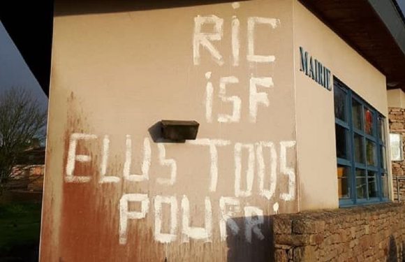 Calanhel : la mairie et la maison du maire taguées de propos insultants
