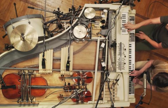 Ce piano à queue a été transformé en orchestre en y intégrant 20 instruments différents