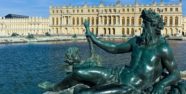 Quatre siècles après l’avoir commandé, le château de Versailles va recevoir un bloc de marbre