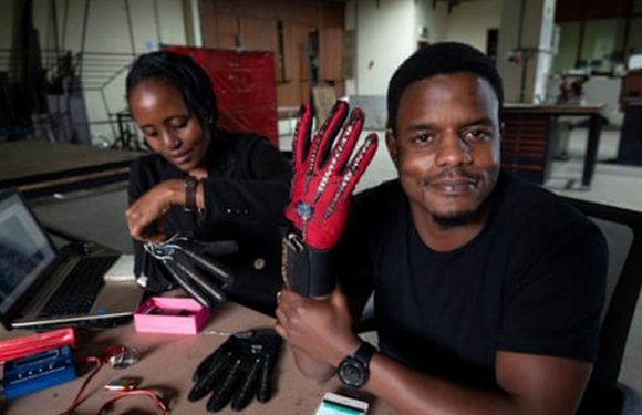 Ce Kenyan de 25 ans a inventé des gants qui convertissent la langue des signes en audio