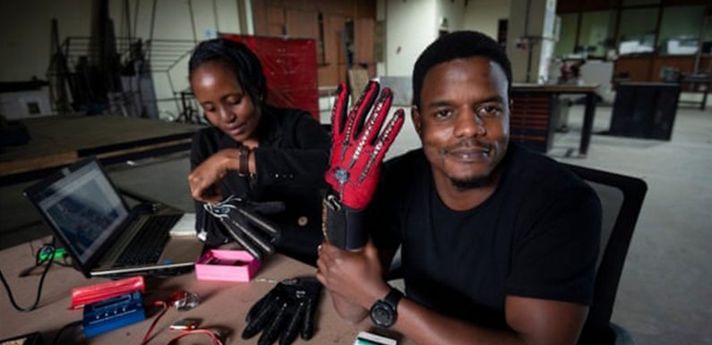 Ce Kenyan de 25 ans a inventé des gants qui convertissent la langue des signes en audio