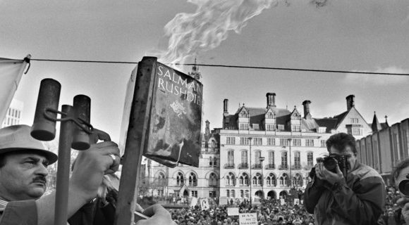 Il y a 30 ans, la fatwa de Khomeiny contre Rushdie et ses « Versets sataniques » : le parcours d&rsquo;un homme traqué