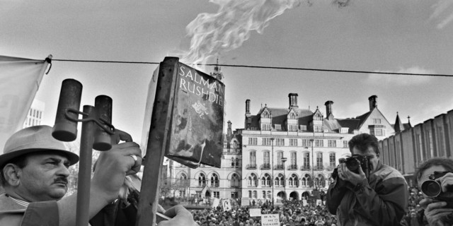 Il y a 30 ans, la fatwa de Khomeiny contre Rushdie et ses « Versets sataniques » : le parcours d’un homme traqué