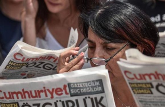 Turquie: peines confirmées en appel pour les journalistes de Cumhuriyet