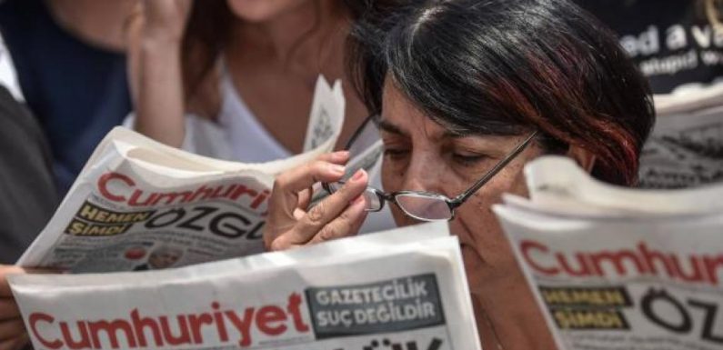 Turquie: peines confirmées en appel pour les journalistes de Cumhuriyet