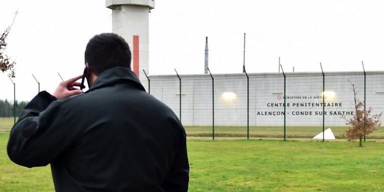 Prison : pourquoi les surveillants pénitentiaires ne peuvent-ils pas fouiller les visiteurs de détenus ?