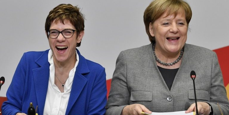 Europe : mais pourquoi est-ce la dauphine de Merkel qui répond à Macron ?