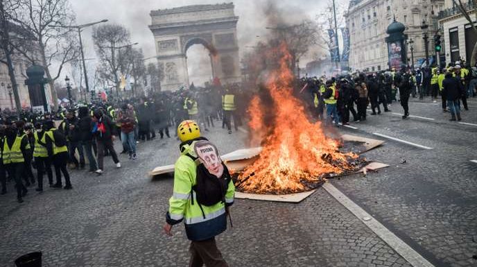 La justice face aux « gilets jaunes » : un nombre « colossal » de gardes à vue et un recours massif aux comparutions immédiates
