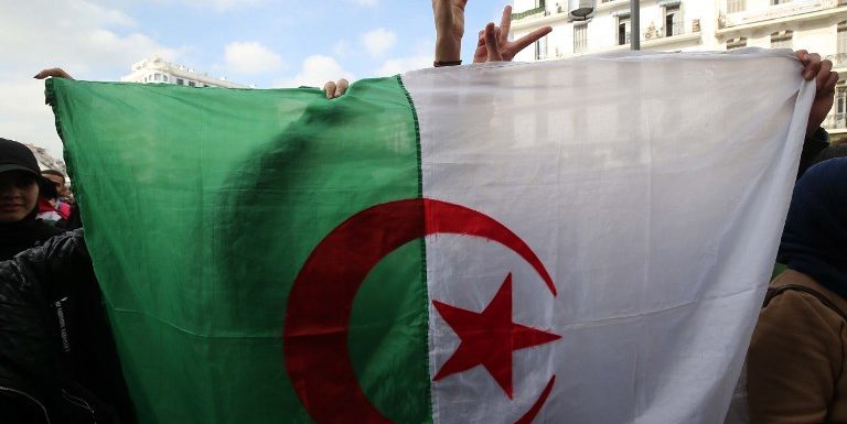 Algérie : Bouteflika renonce à briguer un 5e mandat et reporte la présidentielle
