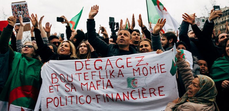 Des féministes aux islamistes, la communauté algérienne de Paris tente de s’unir contre Bouteflika