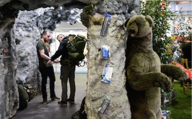 Au salon du survivalisme, attentats et gilets jaunes font recette