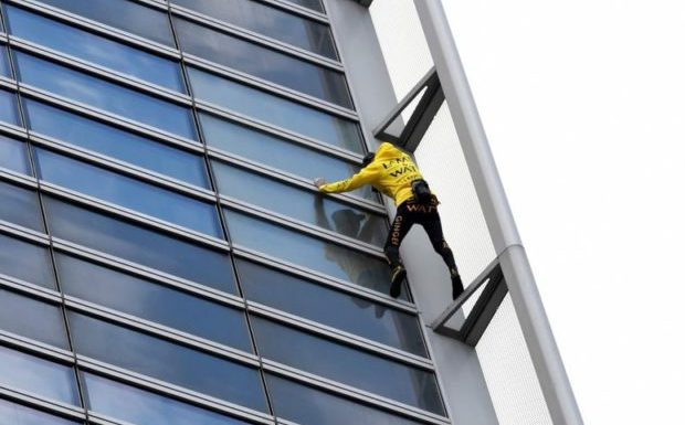 Alain Robert, le spiderman français escalade une tour de la Défense « pour sauver Notre-Dame de Paris »